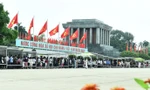 Dòng người trật tự xếp hàng vào lăng viếng Bác Hồ ngày thống nhất đất nước
