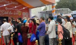 Chen chân xếp hàng 'săn' tour du lịch, vé máy bay giá rẻ