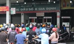 Xếp hàng từ đêm đến sáng đổ xăng ở TPHCM, có người thất vọng dắt xe về