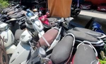 Cả nghìn chiếc xe máy vi phạm hành chính "vô chủ" xếp đống tại bãi trông giữ. 