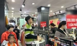 Thời trang 'điên cuồng' giảm giá, bố mẹ đưa cả con nhỏ đi 'săn sale'