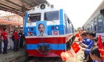 Phút giây đôi tàu Thống Nhất hội ngộ trên sân ga Đà Nẵng đúng ngày 30/4