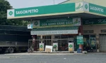 Khó như đi mua xăng: 2km 3 cửa hàng đóng cửa