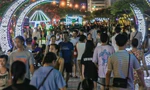 Sợ chen lấn ngày khai trương, hàng nghìn người đổ về phố đi bộ vui chơi sớm