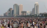 Đông nghịt người tắm biển Đà Nẵng 