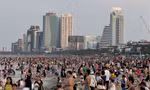 Đông nghịt người tắm biển Đà Nẵng 