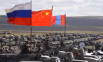 Quốc kỳ Nga, Trung Quốc và Mông Cổ xuất hiện trong cuộc tập trận Vostok 2018. Ảnh: AP.