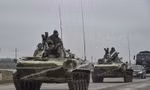 Lực lượng Nga tấn công thành phố Kherson ở miền nam Ukraine đêm thứ Hai. Ảnh: EPA.