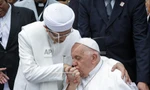Giáo hoàng Francis (phải) hôn tay của đại giáo sĩ Nasaruddin Umar của Nhà thờ Hồi giáo Istiqlal sau cuộc họp liên tôn giáo với các nhà lãnh đạo tôn giáo tại Nhà thờ Hồi giáo Istiqlal ở Jakarta, Indonesia ngày 5/9/2024. Ảnh: AP.