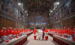 Giáo hoàng Francis rời Nhà nguyện Sistine sau khi được bầu làm giáo hoàng và ngay trước khi xuất hiện lần đầu tiên trên ban công trung tâm của Vương cung thánh đường Thánh Peter vào ngày 13/3/2013 tại Vatican. Ảnh: L'Osservatore Romano.