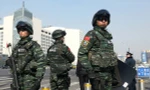 Đặc nhiệm Báo Tuyết (một đơn vị chống khủng bố của Trung Quốc) làm nhiệm vụ trên đường phố Bắc Kinh. Ảnh: China Daily.