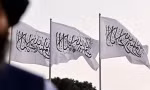 Một chiến binh Taliban được chụp trên nền cờ Taliban được cắm tại sân bay quốc tế Hamid Karzai ở thủ đô Kabul của Afghanistan ngày 11/9/2021. Ảnh: Getty Images.