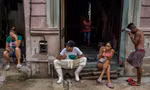 Người dân Cuba ăn bên ngoài nhà để tránh cái nóng trong nhà trong vụ mất điện diện rộng sau khi một nhà máy điện lớn bị hỏng, ngày 19/10/2024. Ảnh: AP.