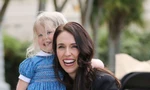 Thủ tướng New Zealand Jacinda Ardern và con gái. Ảnh: Positive News.