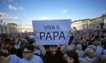 Đám đông tập trung ở Quảng trường Thánh Peter chờ sự xuất hiện của tân Giáo hoàng. Ảnh: AP.