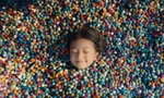 Bé gái Nepal chìm trong bóng màu. Ảnh: Bibek Kunwar.
