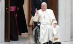 Giáo hoàng Francis đến tham dự buổi tiếp kiến chung hằng tuần tại Vatican trong tháng 2/2025. Ảnh: AP.