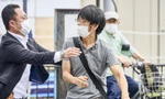 Một nhân viên an ninh tóm được Tetsuya Yamagami sau khi người đàn ông 41 tuổi này bắn 2 phát nhằm vào cựu Thủ tướng Abe Shinzo ở thành phố Nara trưa 8/7. Ảnh: Kyodo.