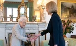 Nữ hoàng Anh Elizabeth II chào đón bà Liz Truss tại Lâu đài Balmoral, Scotland, nơi bà mời nhà lãnh đạo mới được bầu của đảng Bảo thủ trở thành Thủ tướng và thành lập chính phủ mới vào ngày 6/9. Ảnh: AP.