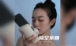 Thiết bị hôn được quảng cáo là một cách để chia sẻ sự gần gũi về thể xác giữa các cặp đôi yêu xa. Ảnh: Taobao.