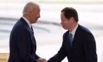 Tổng thống Mỹ Joe Biden và Chủ tịch TSMC Mark Liu sau khi tham quan nhà máy TSMC đang được xây dựng ở bang Arizona. Ảnh: AP.