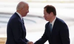 Tổng thống Mỹ Joe Biden và Chủ tịch TSMC Mark Liu sau khi tham quan nhà máy TSMC đang được xây dựng ở bang Arizona. Ảnh: AP.
