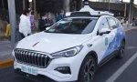 Người dân Bắc Kinh sử dụng dịch vụ taxi không người lái của Baidu. Ảnh: China Daily