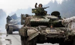 Quân nhân Ukraine cưỡi xe tăng tiến về chiến tuyến đương đầu lực lượng Nga ở vùng Lugansk ngày 25/2. Ảnh: Getty Images. 