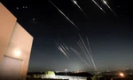 Tên lửa phóng từ Iran bị đánh chặn, nhìn từ Cao nguyên Golan do Israel chiếm đóng, ngày 18/6/2025. Ảnh: Reuters.