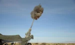 Quả đạn Excalibur phóng ra từ nòng lựu pháo M777. Ảnh: Quân đội Mỹ.