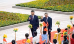 Tổng Bí thư, Chủ tịch nước Tô Lâm và Tổng Bí thư, Chủ tịch nước Trung Quốc Tập Cận Bình vẫy tay chào các cháu thiếu nhi ngày 19/8/2024 ở Bắc Kinh. Ảnh: Xinhua.