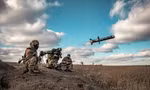Binh sĩ Ukraine huấn luyện với tên lửa chống tăng Javelin của Mỹ trong cuộc tập trận vào tháng 12/2021. Ảnh: AP.