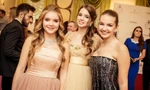 Các ái nữ đình đám khoe sắc trong dạ tiệc trưởng thành ở Nga 
