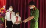 Công an xã Thượng Hóa (Minh Hóa - Quảng Bình) nhận bàn giao số tiền 7 triệu đồng mà hai em học sinh nhặt được.