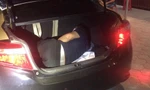 Người đàn ông ngoại quốc từ vùng dịch về trốn trong cốp xe nhằm 'thông chốt'