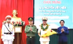 Đại úy Nguyễn Viết Hiển, Phó Đội trưởng Đội phòng ngừa, điều tra tội phạm xâm phạm sở hữu, Phòng Cảnh sát Hình sự, Công an tỉnh Đắk Nông (ở giữa) nhận Giải thưởng “Gương mặt trẻ Công an tiêu biểu” năm 2023