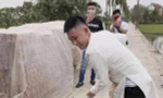 Chú rể Hải Phòng xúc cát dọn đường khi đi đón dâu