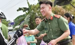 'Mấy anh ra vẫy tay cũng hơi sợ, nhưng đâu biết được quà bất ngờ, vui quá xá!'