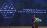 Tân thủ khoa Đại học Kinh tế TPHCM đọc rap trong lễ tốt nghiệp