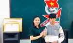 Trao Huy hiệu Tuổi trẻ dũng cảm cho nam thanh niên cứu người ở hồ Xuân Hương 