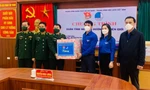 Anh Nguyễn Ngọc Lương, Bí thư TƯ Đoàn thăm, tặng quà cán bộ, chiến sỹ đang trực trên chốt biên giới Lạng Sơn. Ảnh: Duy Chiến
