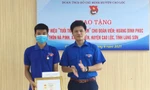 Được sự ủy quyền của Trung ương Đoàn, anh Nguyễn Tuấn Nam - Bí thư Tỉnh đoàn Lạng Sơn (bìa phải) trao Huy hiệu "Tuổi trẻ dũng cảm" cho Hoàng Đình Phúc (bìa trái)