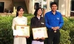 Huyện Đoàn Phù Mỹ trao giấy khen cho Trúc và Loan.