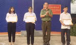 Khen thưởng hai nữ sinh dũng cảm đạp ngã đối tượng giật điện thoại