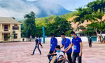 Thanh niên tình nguyện đội nắng tiếp sức mùa thi