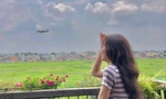 Cuối tuần, bạn trẻ TPHCM đi cà phê sân thượng ngắm máy bay 