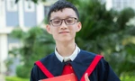 Hứa Xuân Thiệu (giữa) vinh dự đứng trong hàng ngũ của Đảng. Ảnh: Duy Chiến 
