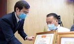 Anh Bùi Quang Huy - Bí thư thường trực T.Ư Đoàn, Chủ tịch Hội Sinh viên Việt Nam trao khen thưởng các tấm gương "tỏa sáng nghị lực Việt"