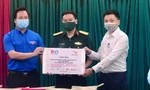 Các đơn vị trao trang thiết bị, bảo hộ y tế cho tình nguyện viên tham gia chống dịch tại miền Nam
