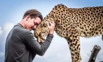 Bỏ việc lương cao để đến châu Phi sống, chơi đùa với động vật hoang dã